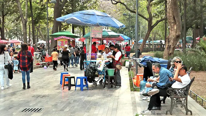 Alameda Central: El patrimonio de la CDMX, oculto bajo el ambulantaje [Fotorreportaje]